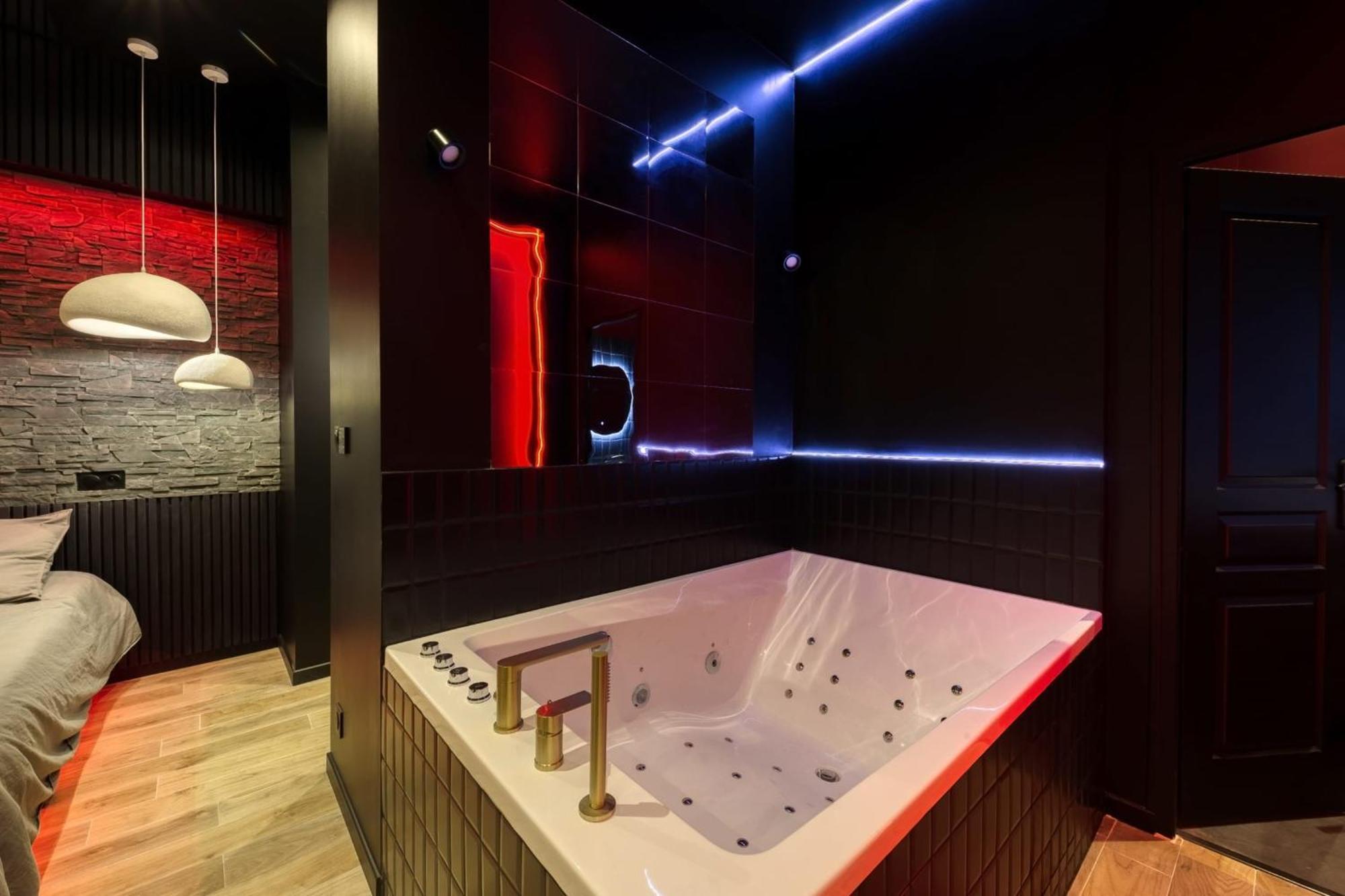 Suite Deluxe - Jacuzzi Melun Eksteriør bilde